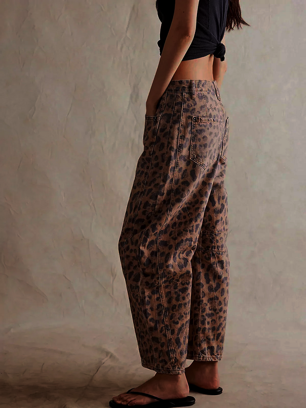 Leopard Print Wide Leg Jeans with Mid-Rise Fit for Comfortable Stylish Wear 1