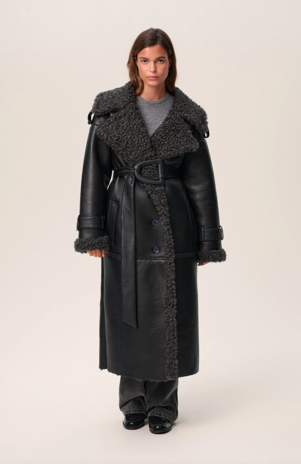 Shearling Trench Coat with Oversized Collar and Sculpted Waist Belt – Luxurious Cold-Weather Outerwear