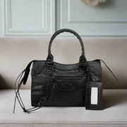 Genuine Leather Handbag – Classic Elegance and Handcrafted Finish for a Refined Style-Cramta